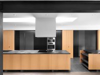 Идеи: черно-белые кухни с элементами из дерева